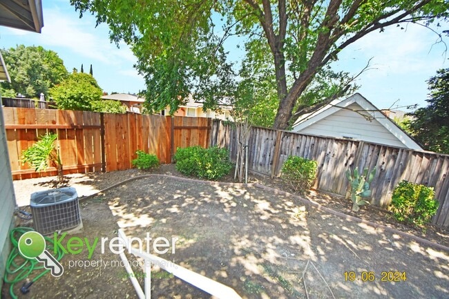 Building Photo - Charming 3 bed 2 bath home with spacious b...