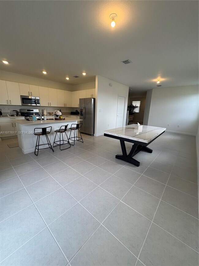 Building Photo - 2409 SE 28th St