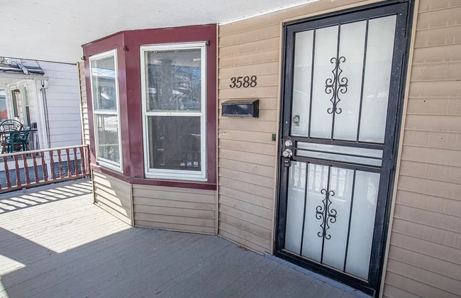 Building Photo - Charming 2-Bedroom Single Family Home Available!