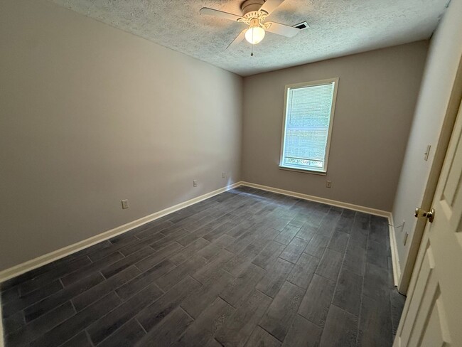 Building Photo - 3 Bedrooms, 2 Bathrooms - Home in West Rome!