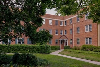 Building Photo - Comfort, Convenience & Charm in a Hidden G...