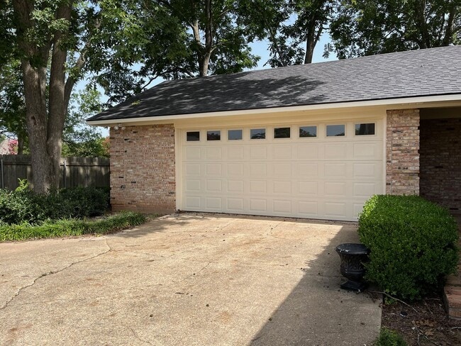 Building Photo - Beautiful Town South 4BR/4BA
