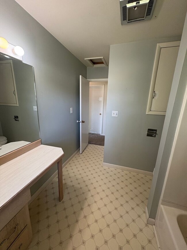 Building Photo - 4 bedroom, 2 bathroom Home with Beautiful ...
