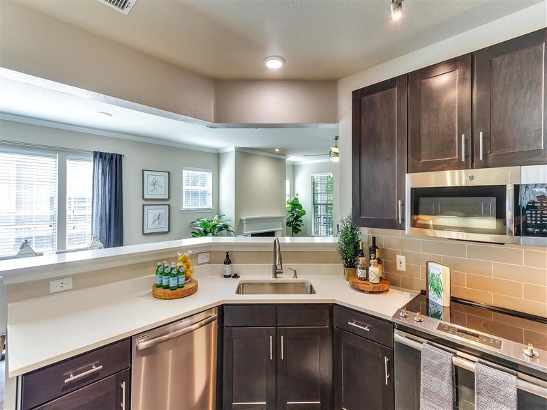 Luxury Kitchen - The Caruth Premier Townhome Apartments