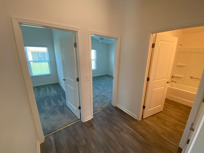 Building Photo - Newer, Beautiful, Spacious  ANNUAL 2 bed, ...