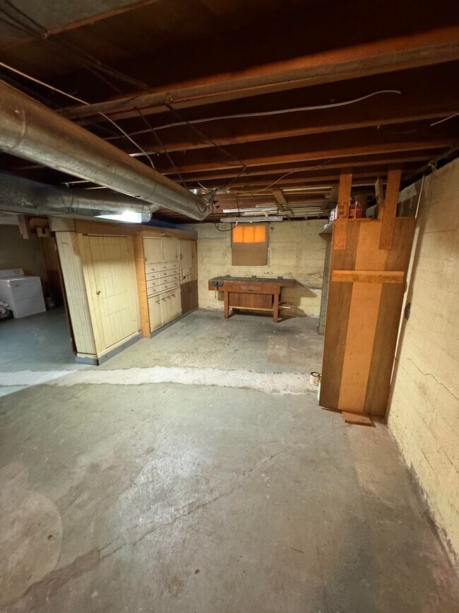 Building Photo - Gardener's Delight in Roseway Neighborhood! Charming NE Home Awaits" PET Friendly! NO SECURITY DE...