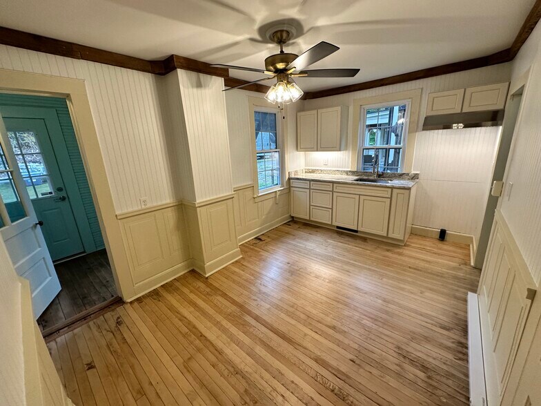 Building Photo - 537 Main St