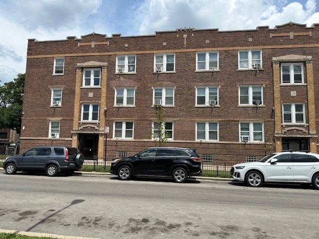Primary Photo - 4056 W Dickens Ave