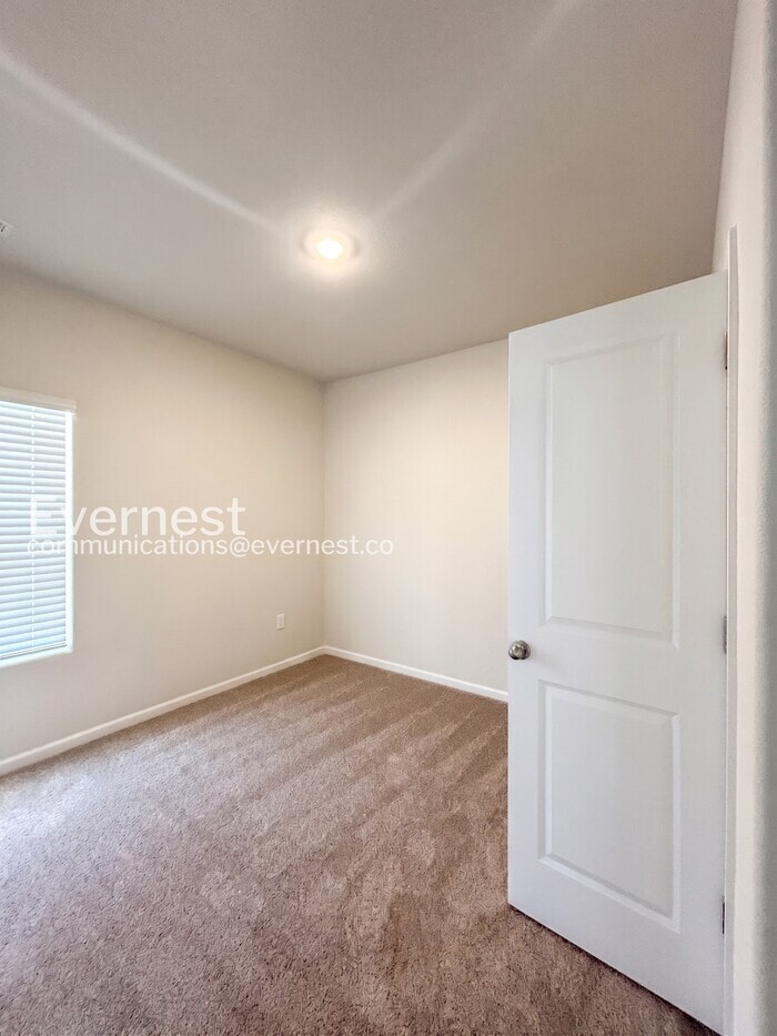 Building Photo - 221 Aniston Ln