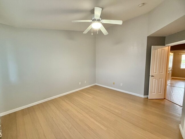 Building Photo - 3 Bedrooms / 2.5 Bathrooms Townhome at Ili...