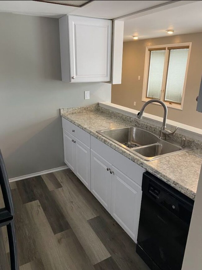 Building Photo - Renovated townhome! 3 beds, 2 baths, best ...