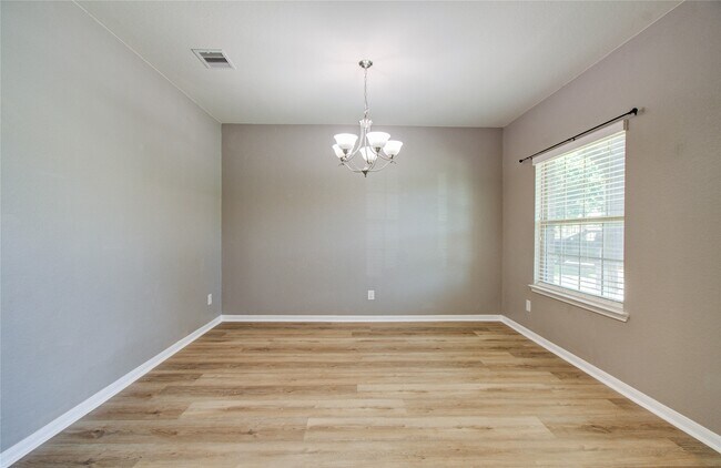 Building Photo - 7631 Willow School Dr