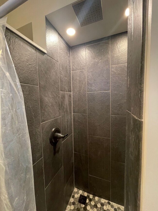Building Photo - 1 Bed / 1 Bath at University Court, directly across from UH Manoa.