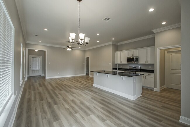 Building Photo - 7126 Kenilworth Crossing Ave