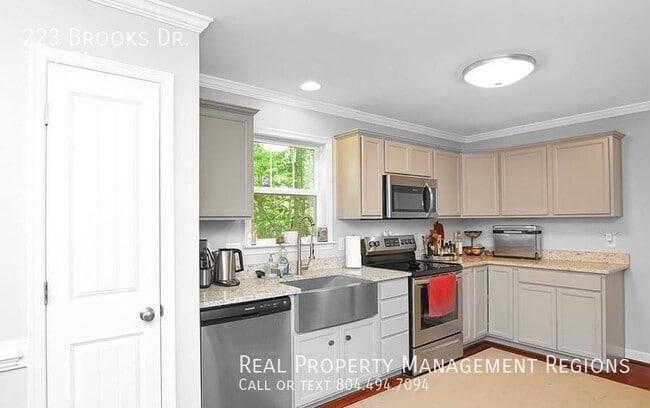 Building Photo - 223 Brooks Dr