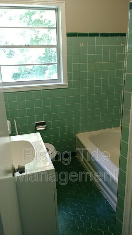 Building Photo - 816 Hillview Dr