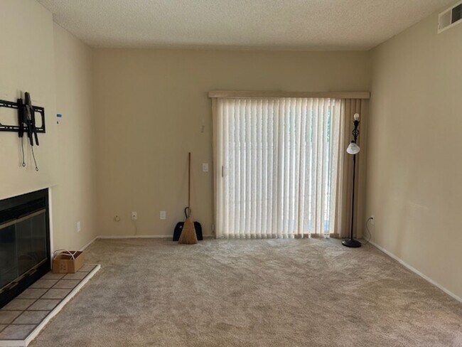 Building Photo - Charming 3 Bedroom, 2.5 Bathroom Condo in ...