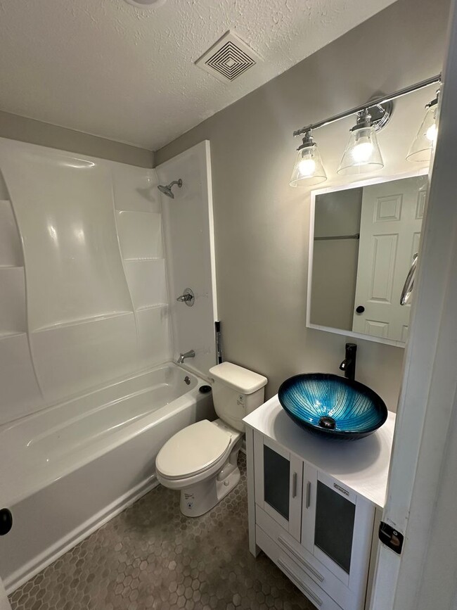 Building Photo - Freshly Renovated 2Bed / 1Bath in Nashville!