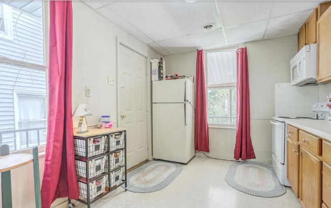 Building Photo - Charming 3 Bedroom with Open Living Area & Shared Porch!