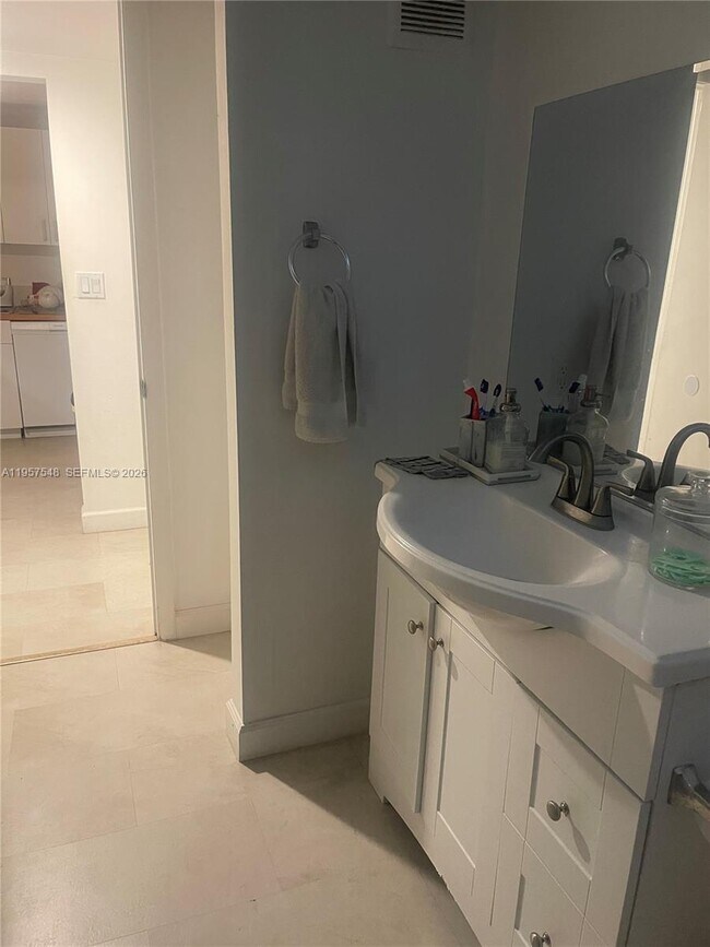 Building Photo - 10525 SW 112th Ave