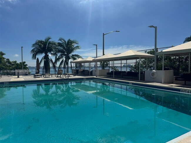 Building Photo - 600 NE 36th St