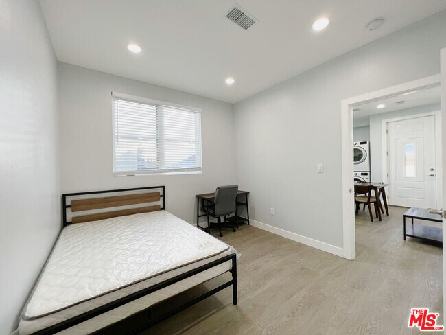 Building Photo - 2641 S Budlong Ave