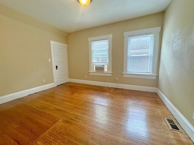 Building Photo - 6 Bedroom on Campus