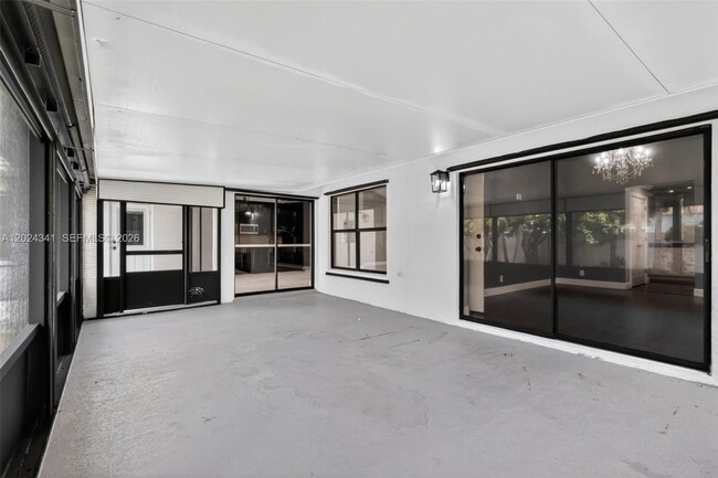 Building Photo - 9654 Sun Pointe Dr