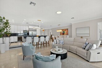 Building Photo - 513 S Riverside Dr