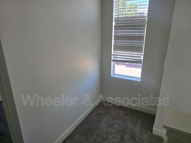 Building Photo - 460 W 1080 S