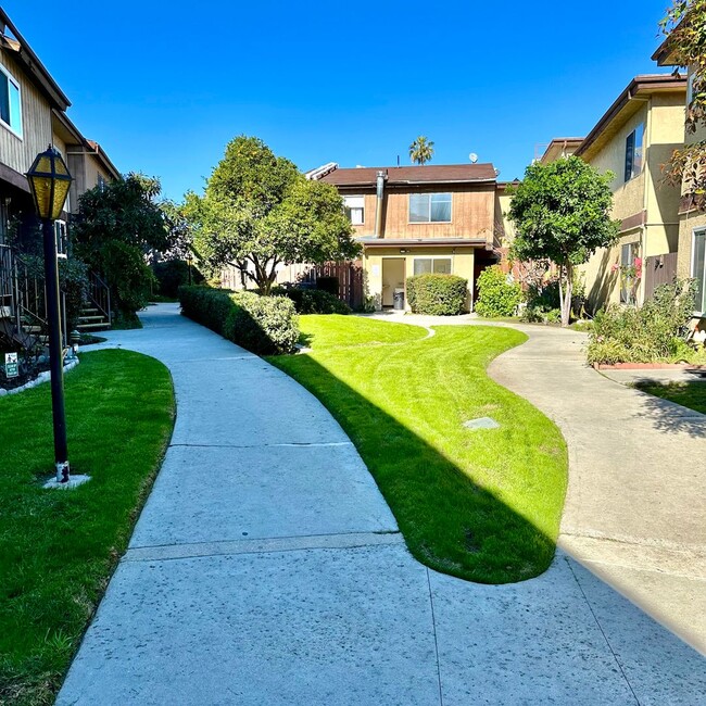 Building Photo - 2-bedroom 2 bath Condo in Van Nuys