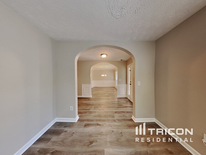 Building Photo - 203 Woodcreek Way