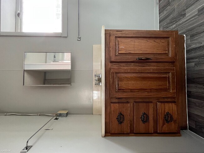 Building Photo - 1 br, 1 bath Triplex - 106 E Main St Apt A