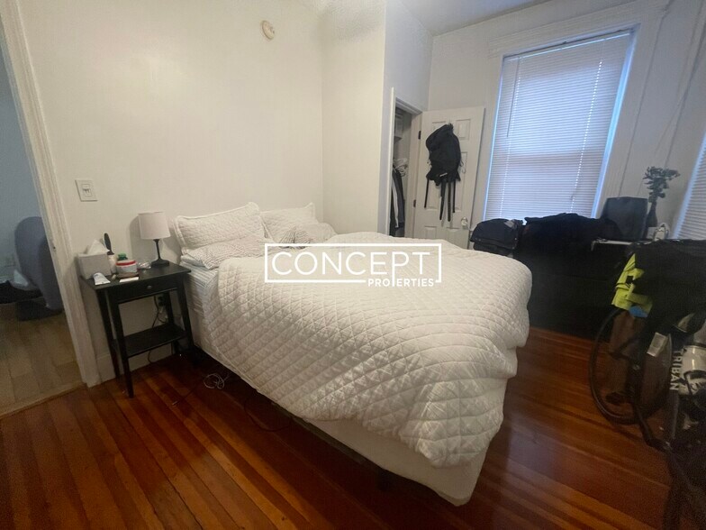 Building Photo - 64 Hemenway St