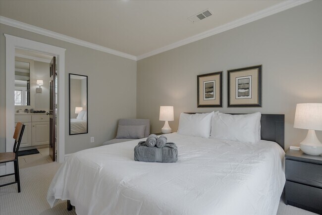 Building Photo - 2618 Thomas Ave