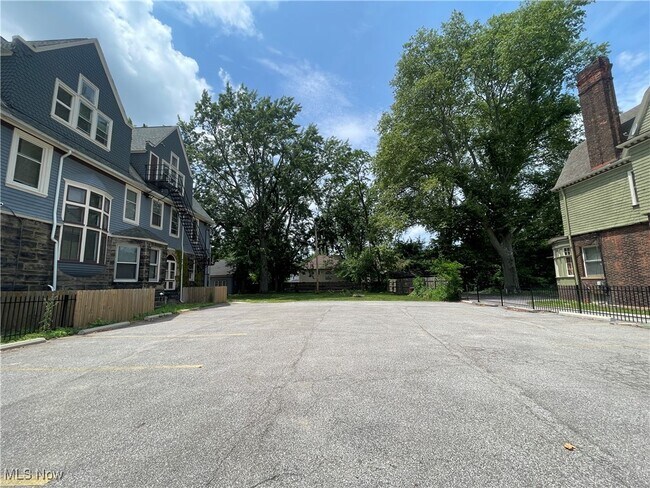 Building Photo - 1848 E 89th St