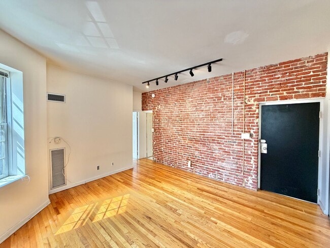 Building Photo - Dupont Prime Location Tree-Lined Corcoran St & 17th 1 bed 1 bath Condo UTILITIES INCLUDED.
