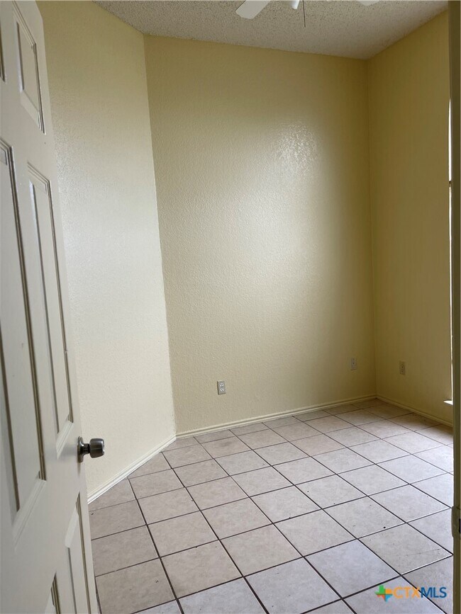 Building Photo - 2404 Bluebonnet Dr