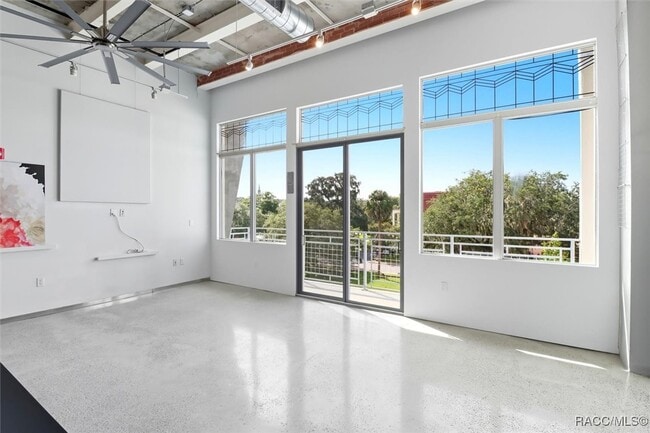 Building Photo - 302 SE Broadway St