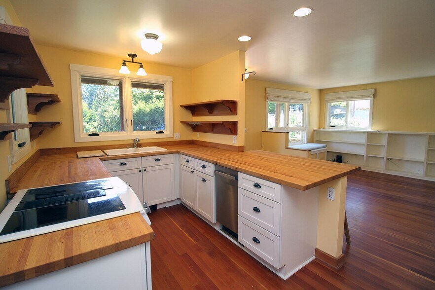 Building Photo - 9233 SW Brier Pl