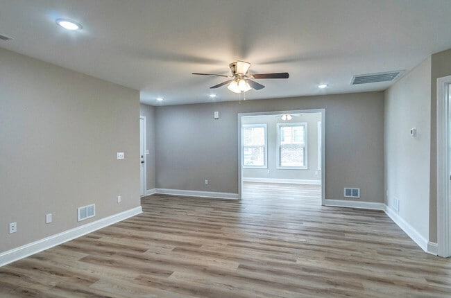 Building Photo - 180 Garden Gate Dr