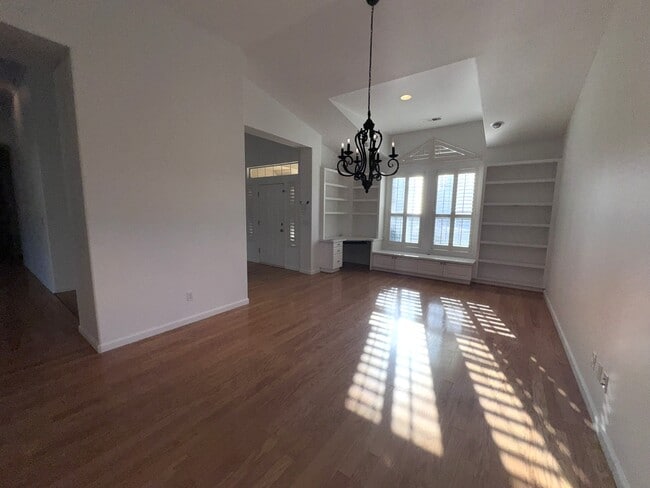 Building Photo - 553 W Fallbrook Ave