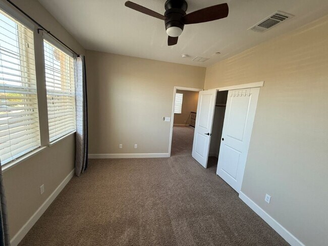 Building Photo - Newer Modern 4 Bedroom 3.5 Bath w/ Bedroom...
