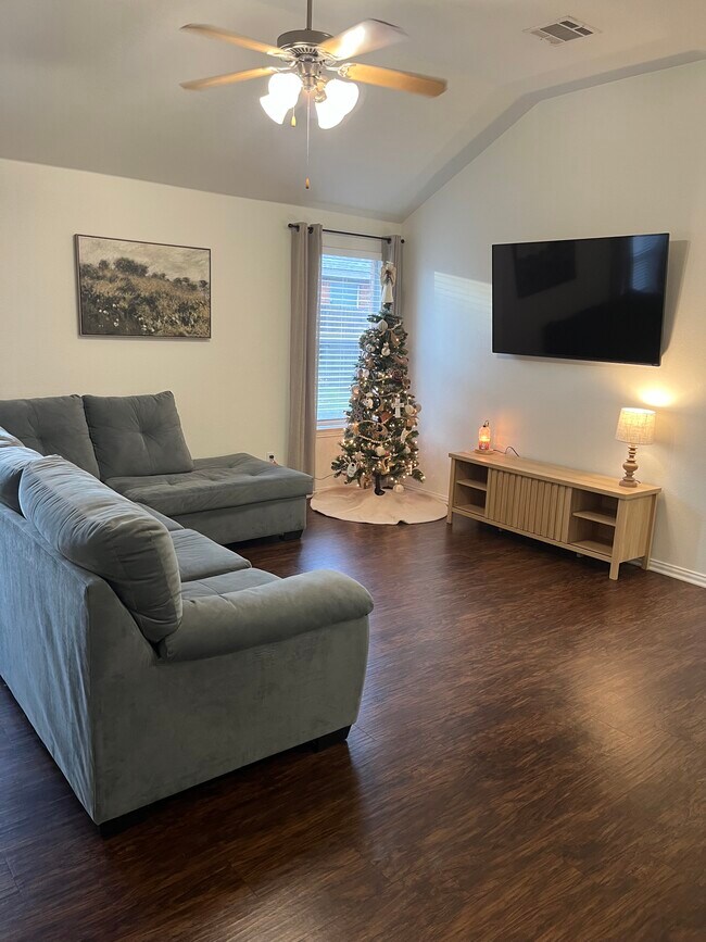 Building Photo - 208 Robin St