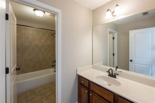 Building Photo - 2707 Silver Hill Terrace SE