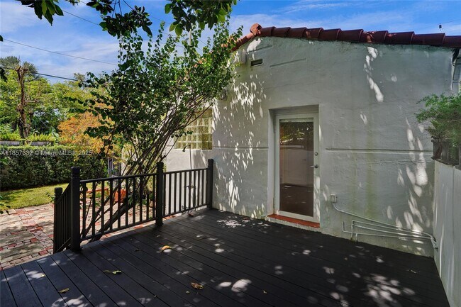 Building Photo - 1077 Cortez St