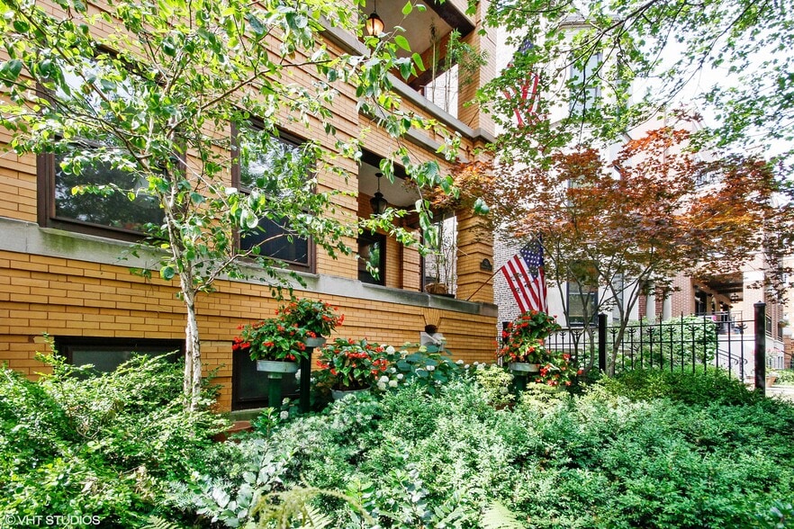 Front Yard - 725 W Brompton Ave