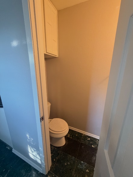 Building Photo - 1002 Pleasant Valley Ln