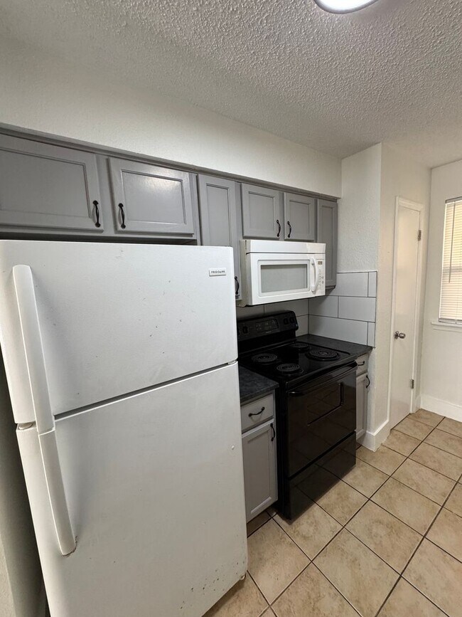 Building Photo - 2105 Giuffrias Ave