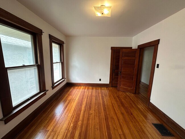 Building Photo - Thurman Ave 273-275 WAG